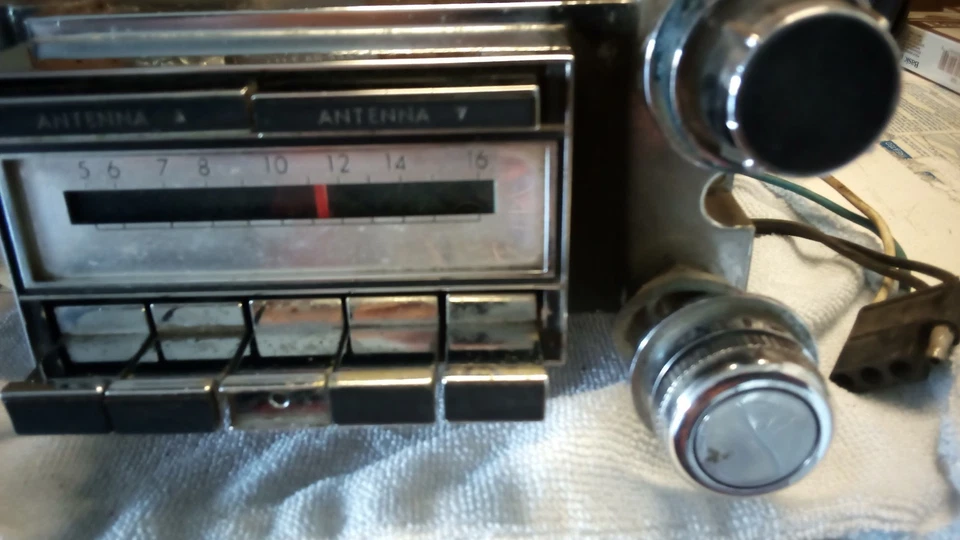 1968 1969 Lincoln Continental AM Radio With Rear Mounting Bracket Factory Plugs Foto 3 de 4