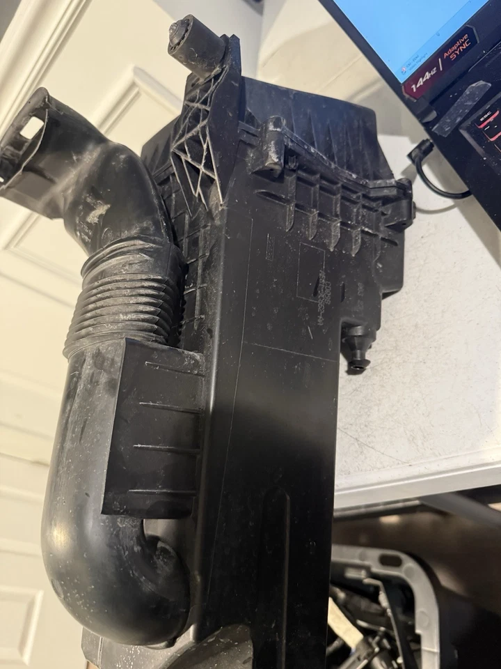 2011-2013 Ford Fiesta A/T Air Cleaner Intake Box Assembly OEM - Image 4 of 4