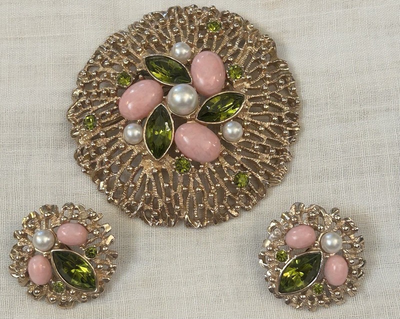 VINTAGE FABULOUS SARAH COVENTRY HUGE GOLD TONE BROOCH AND EARRINGS SET, AMAZING!