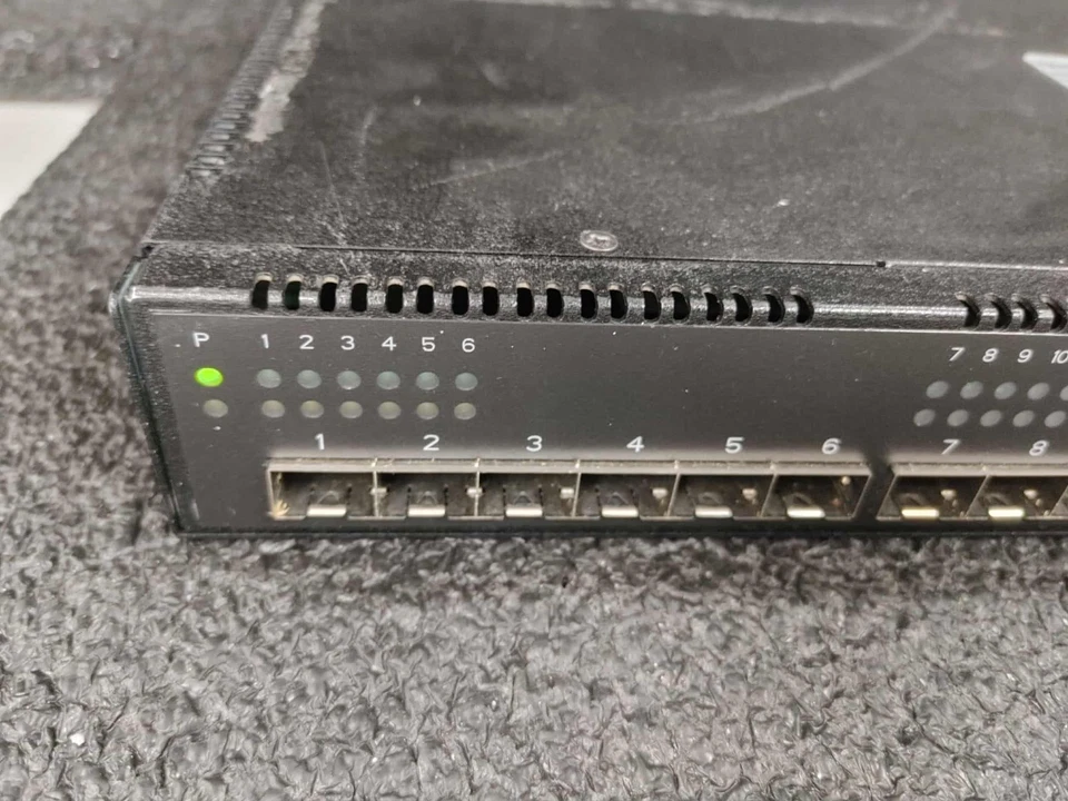 Conmutador de red Quanta LB6M 10 GB 24 puertos SFP+ con fuente de alimentación doble 4-RJ45 Foto 3 de 4