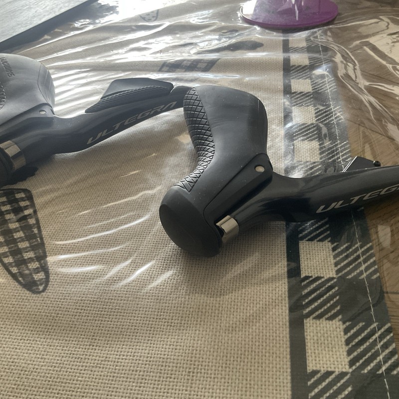 Shimano Ultegra Di2 11-Speed ST-R8050