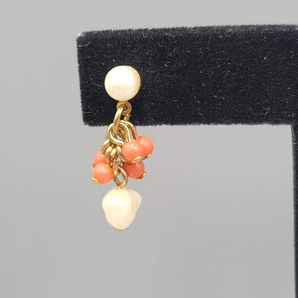 Pendientes perforados New York Co imitación perla coral tono dorado 1" Foto 4 de 4