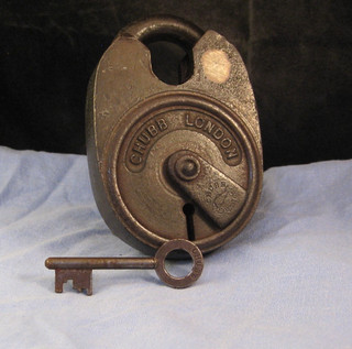 LARGE HEAVY DUTY BATTLESHIP PATENT CHUBB LONDON PADLOCK LOCK & KEY No 359