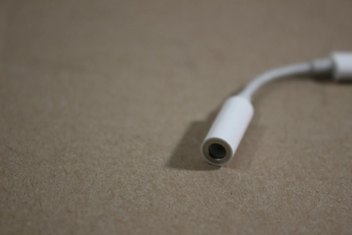 Apple Lightning 3.5mm Headphone Jack Adapter Dongle iPhone X 8 7
