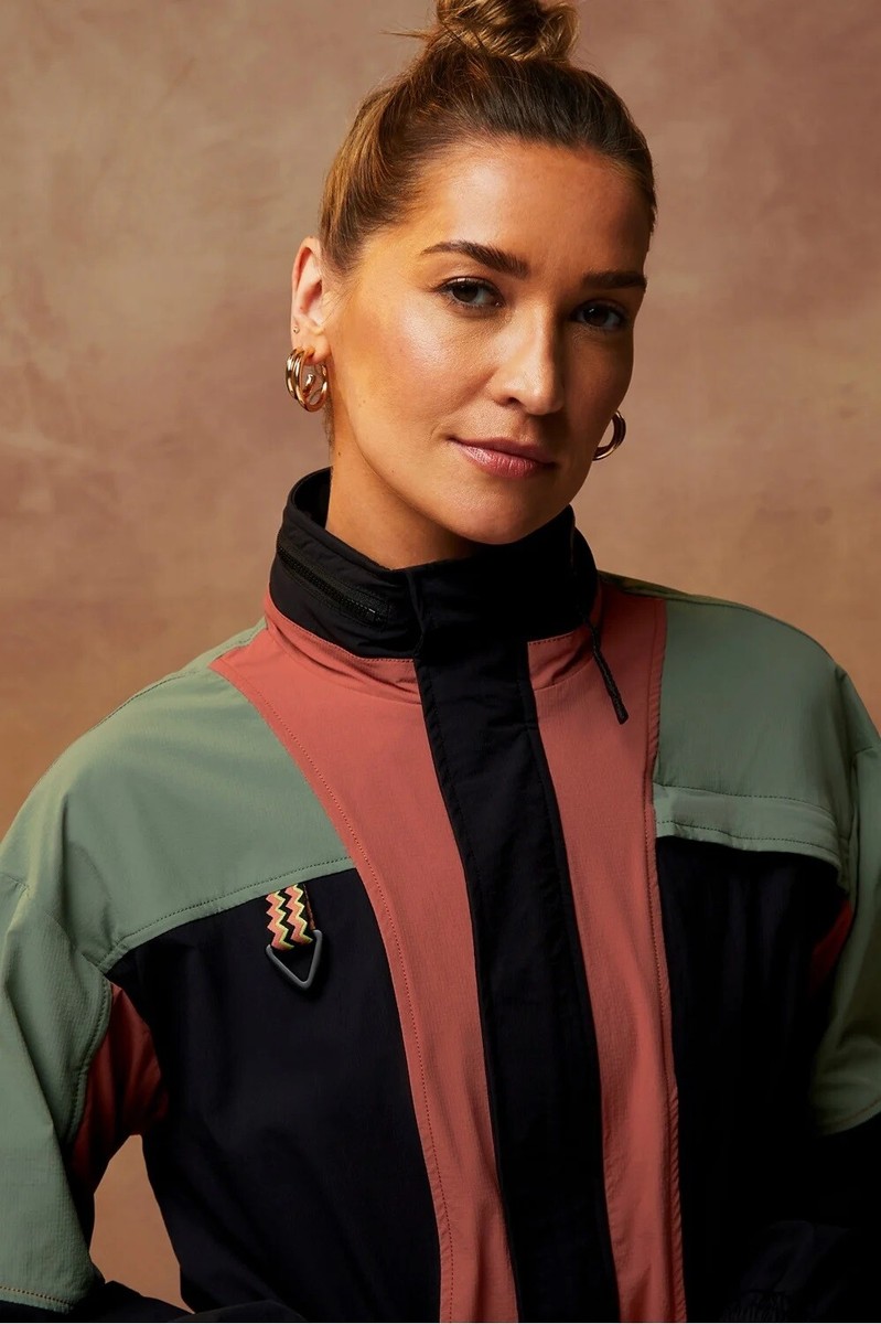 Fableticsよりkhloe kardashian限定Heights Cargo Jacket(Gold) Heights Cargo Jacket - Fabletics