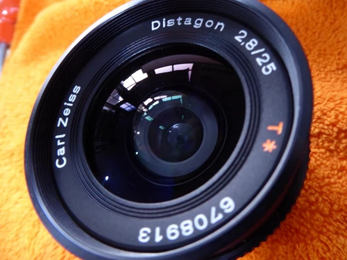 Zeiss Distagon 25mm F2.8 T* Contax Lens excellent condition + filter + front cap