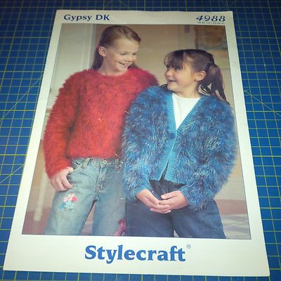 Stylecraft Strickanleitung Gypsy DK Kinder Pullover & Strickjacke 4988