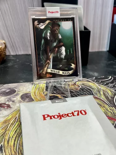 w/ box 2021 Topps Project 70 #176 2002 Willie Mays by Alex Pardee HOF Encased SP