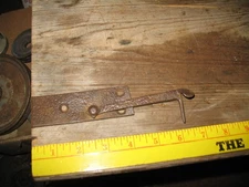 VTG PRIMITIVE RARE FORGED GARDEN TOOL RUSTY BARN DOOR GATE LATCH FARM DECOR