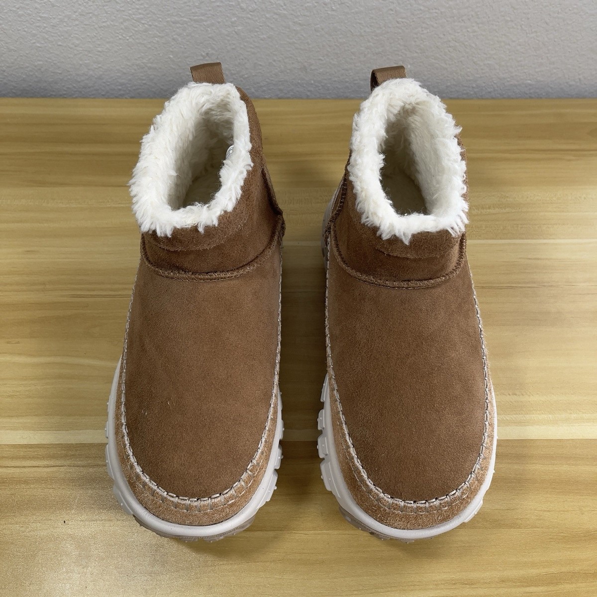 UGG Venture Daze Ultra Mini Boots Men 11 / Women 12 Chestnut