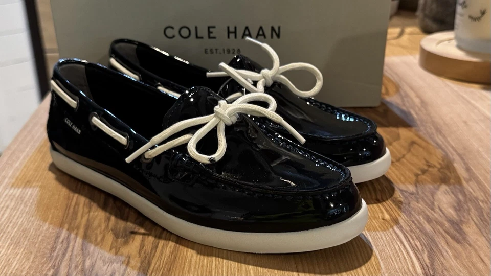 Mocasín para mujer Cole Haan Nantucket Camp charol azul marino talla/8,5 B Foto 2 de 4