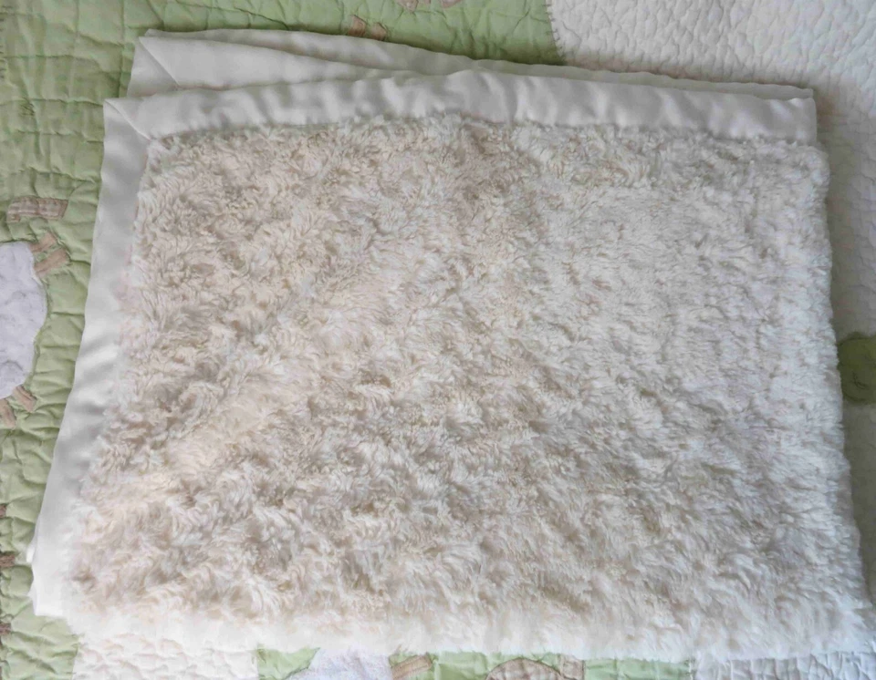 Tiddliwinks Crema Marfil Blanco Esponjoso Roseta Felpa y Satén Bebé Niña Manta Usada en Excelente Condición Foto 2 de 4