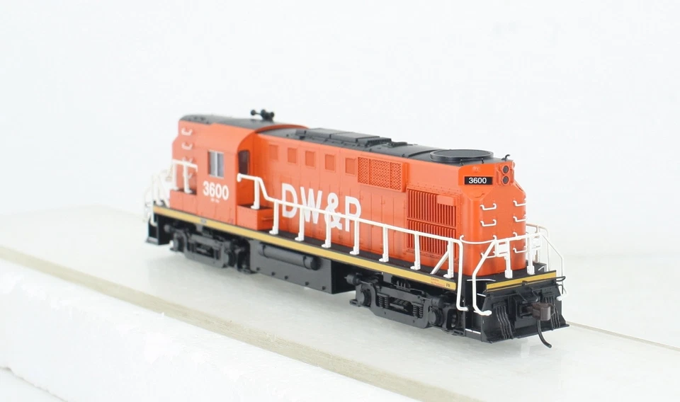 HO Atlas Classic Gold Duluth Winnipeg & Pacific RS-11 DCC Sound 10 002 157 - Image 4 of 4