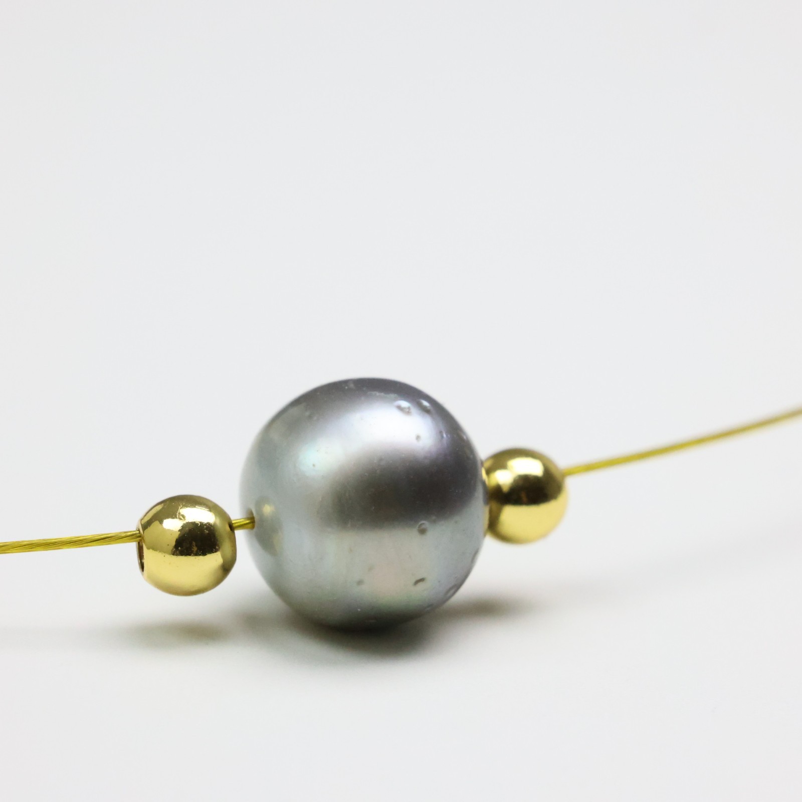 Collier perle noire de Tahiti véritable, finis les bijoux ternes avec cette perle baroque éclatante