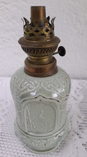 ancienne lampe à pétrole en barbotine verte pale décor hérons