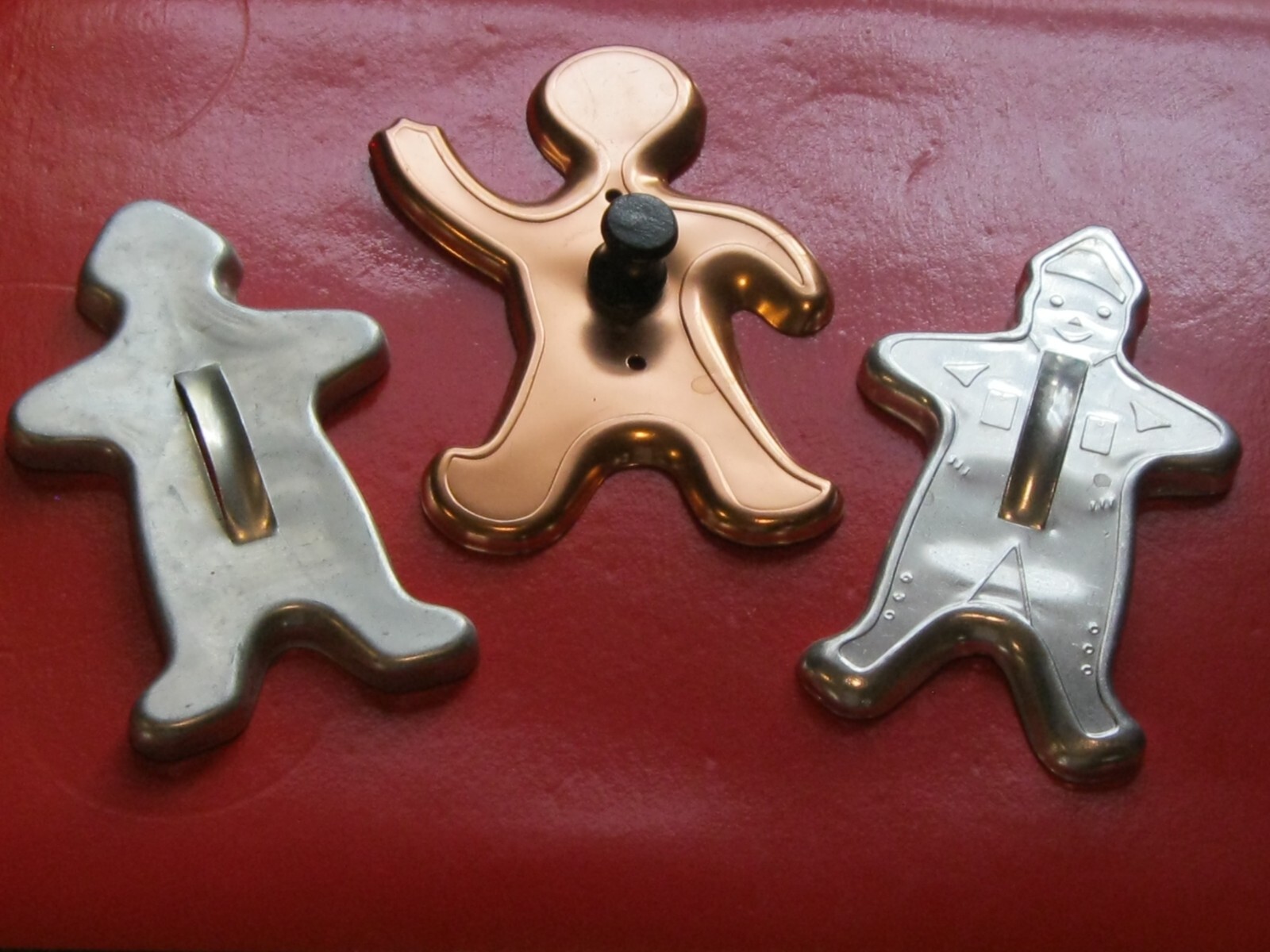 VINTAGE 3 PC. CHRISTMAS COOKIE CUTTER GINGERBREAD MEN 3 SHAPES MIRRO