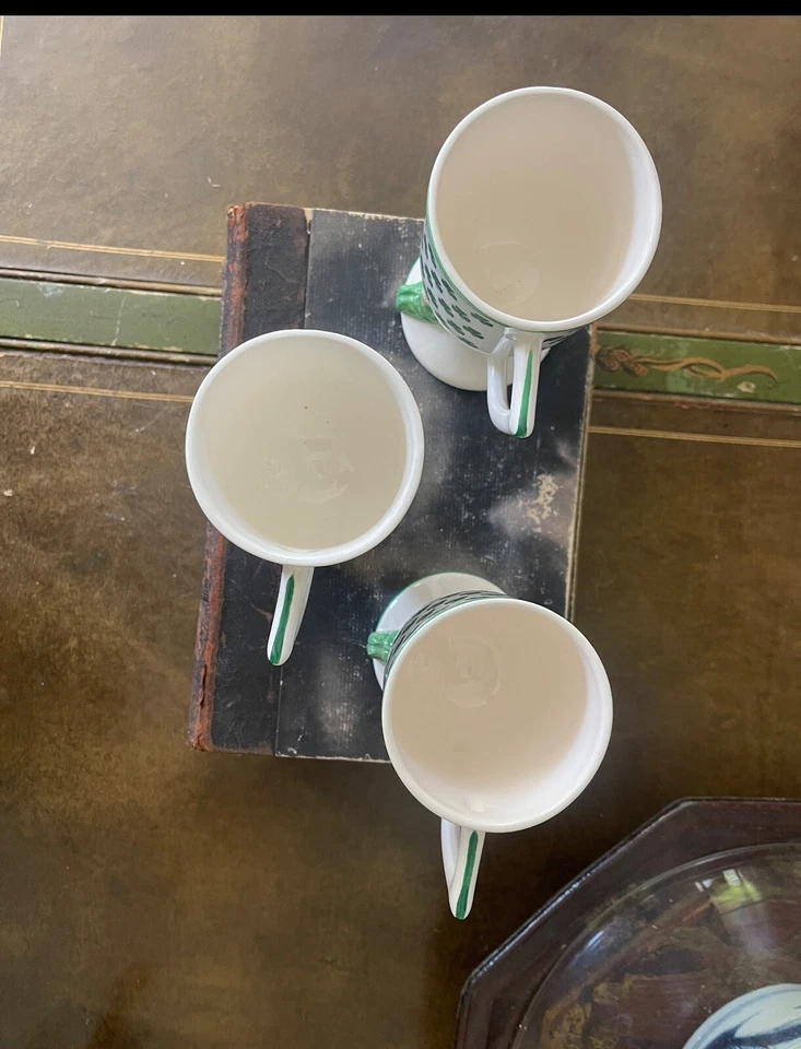 Juego de tres (3) copas de cerámica de elfo irlandés verde y blanco Foto 3 de 4