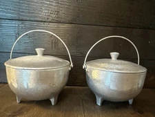 2x Vintage Cast Aluminum Service Ideas Inc. MPLS Minn. Country Kettles W/ Lids.