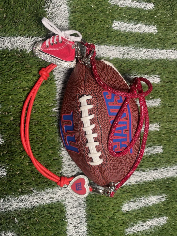 Cartera de mano del equipo de fútbol americano de los Gigantes de Nueva York hecha a mano de una pelota de fútbol Foto 3 de 4