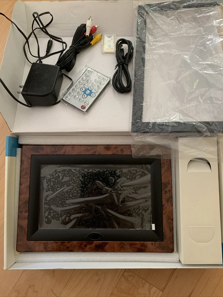 Vuescape 9" 16x9 Digital Picture Frame. Wood & Black Frame - Open Box. - Image 2 of 4