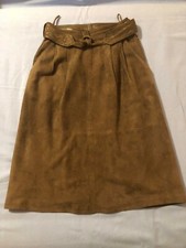 Lederkostüm, bestehend aus einem Wildlederrock und eine Lederjacke, oliv/schlamm