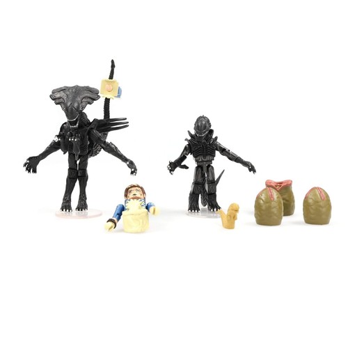 Aliens Deluxe Queen Alien con Warrior Alien y Battle-Damaged Bishop Minimates