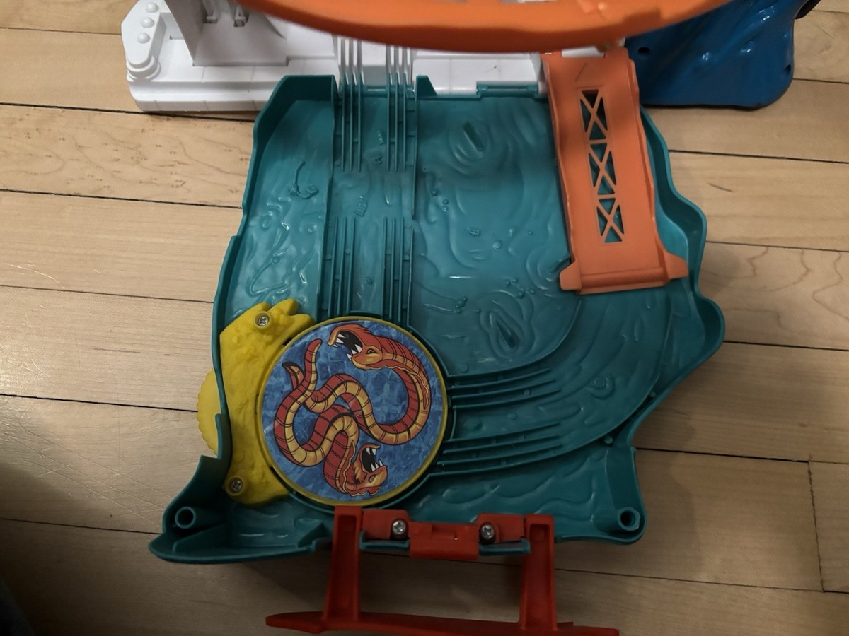 Hot Wheels Sharkbite Bay Playset 2008 Mattel Fold & Go Travel