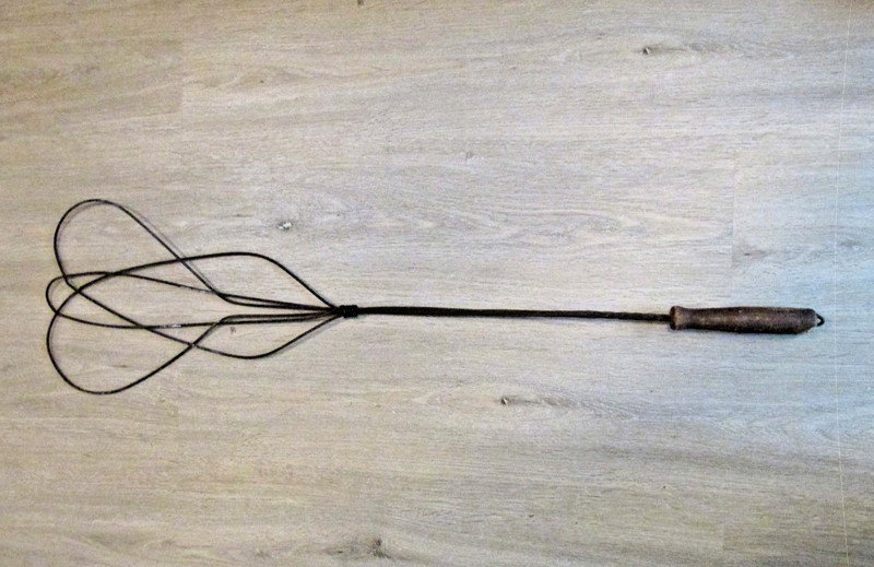 ANTIQUE 34" LONG METAL WITH WOOD HANDLE PRIMITIVE HEART SHAPED RUG/CARPET BEATER