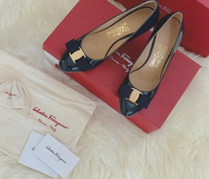 ferragamo carla pump