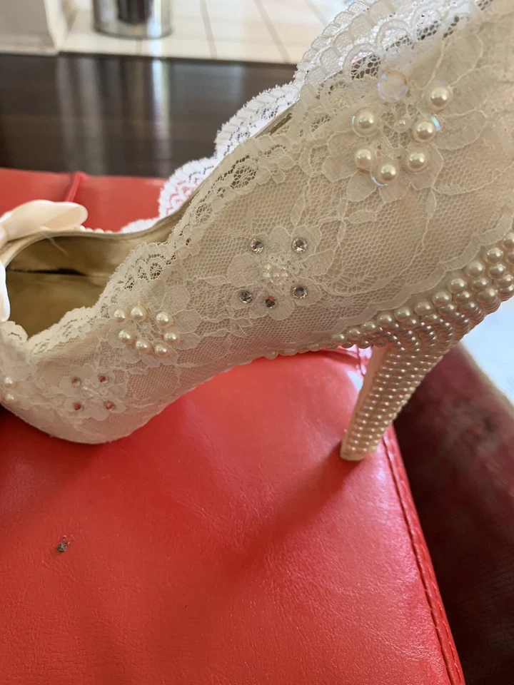 Pearl And Lace Wedding Shoe -Size 8.5 - Image 3 of 4