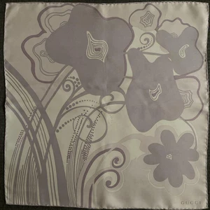 Mini écharpe Gucci en soie motif fleurs extrêmement rare