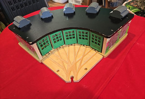 Roundhouse Shed - Thomas & Friends  Wooden Railway Trains 5 Way Switch Track