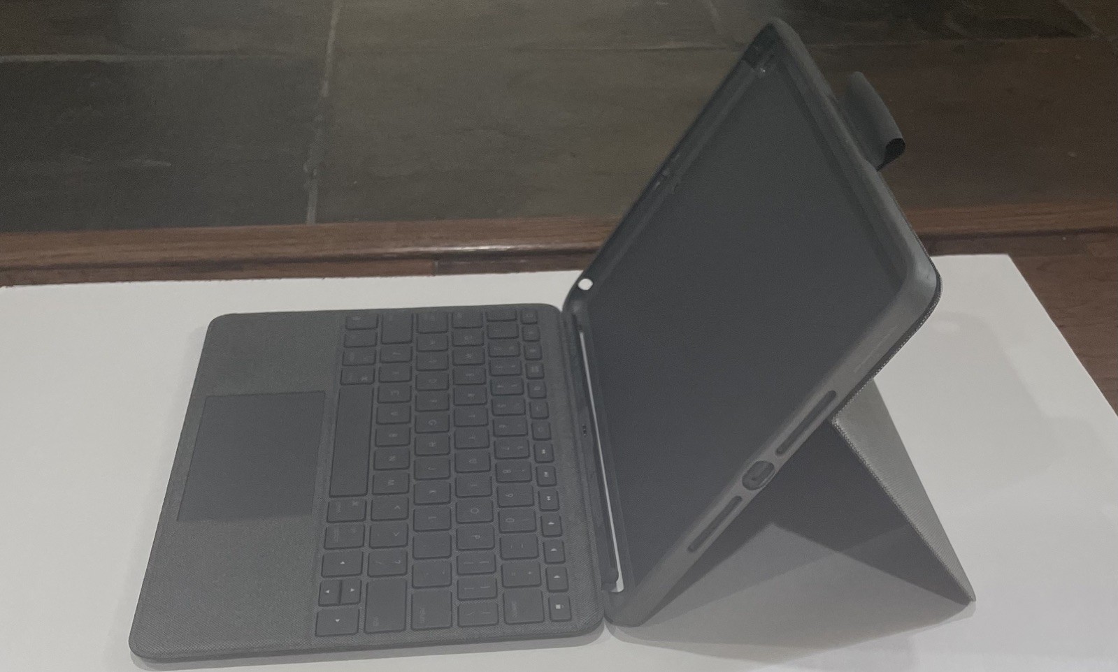 Logitech Combo Touch keyboard case for ipad 7th, 8th, or 9th
