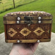 Vintage Woven Wicker Box Metal Clasp w/Hinged Lid Gold Accent 7"x 4.5"x 4.25"