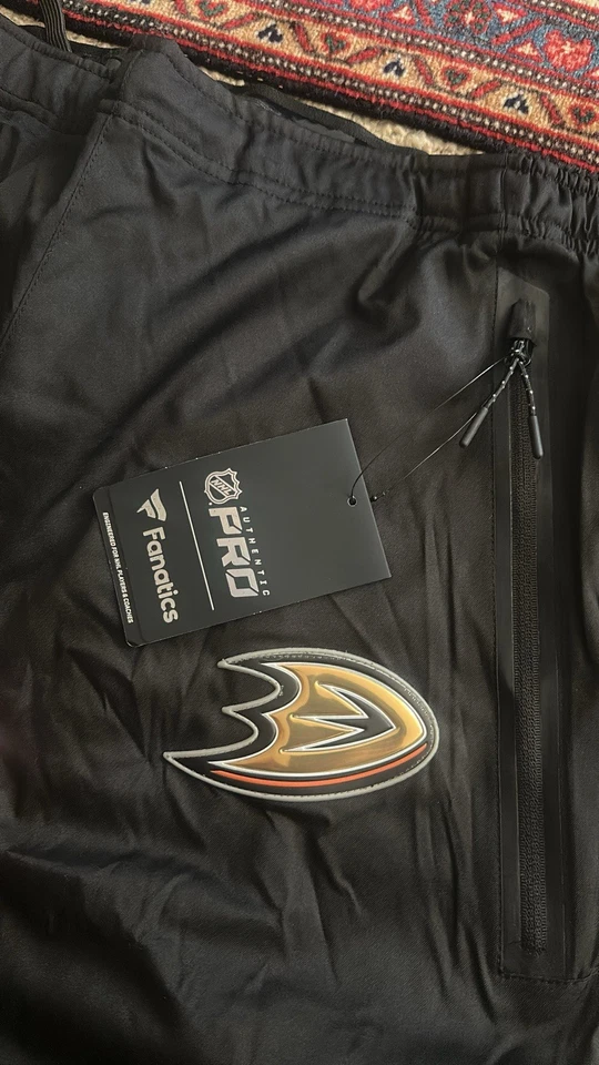 PANTALONES DE HOCKEY PROFESIONAL AUTÉNTICOS NEGROS GRANDES NHL ANAHEIM DUCKS PARA HOMBRE NUEVOS CON ETIQUETAS Foto 3 de 4