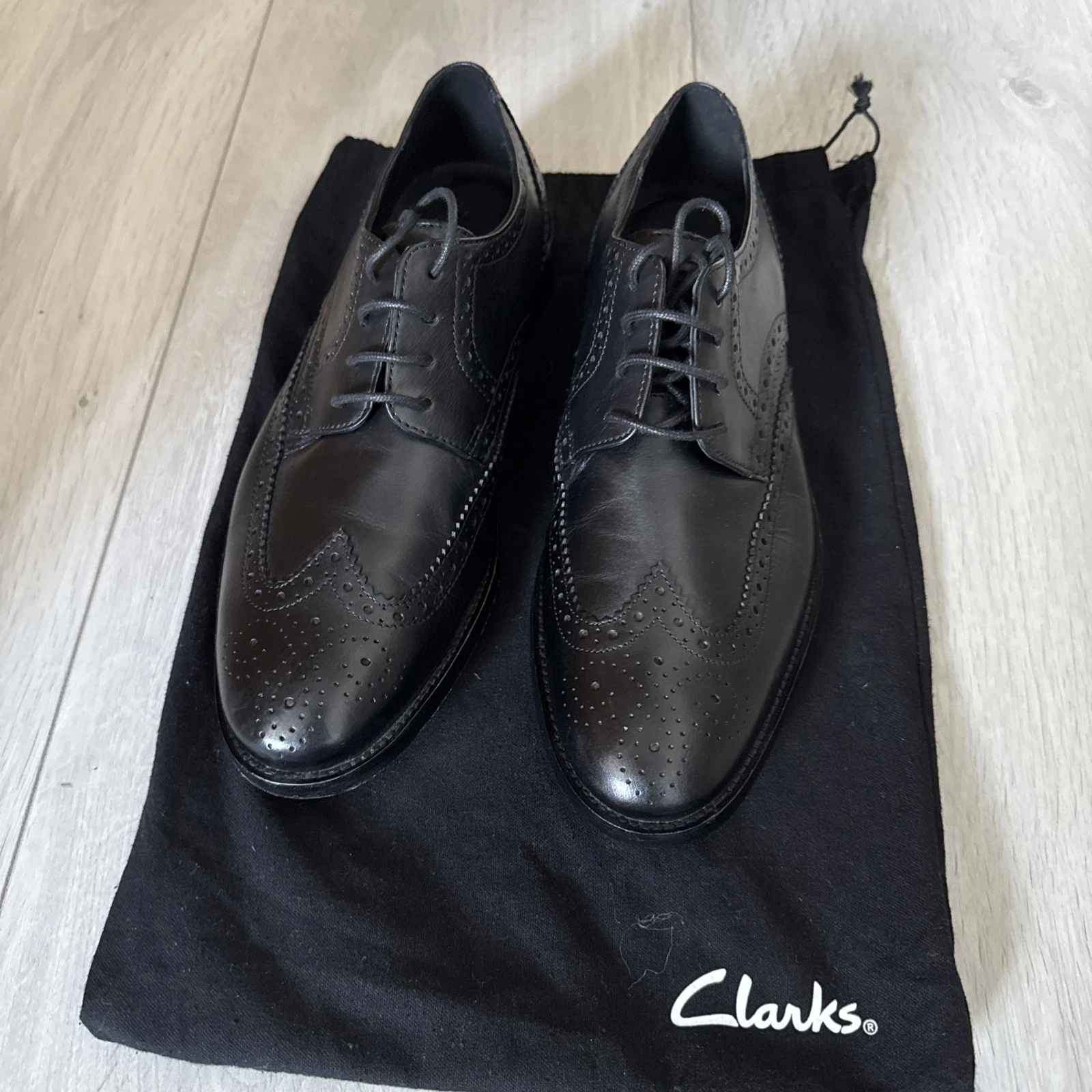 Scarpe Clarks Oxford Oxford nere in pelle UK8 nuove mai usate con borsa per il trasporto