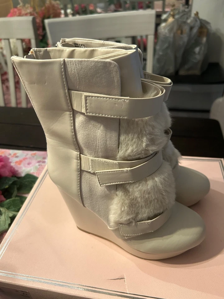 JUICY COUTURE OFF WHITE SZ 8 FAUX FUR WEDGE BOOTS W BACK ZIPPER - Image 3 of 4