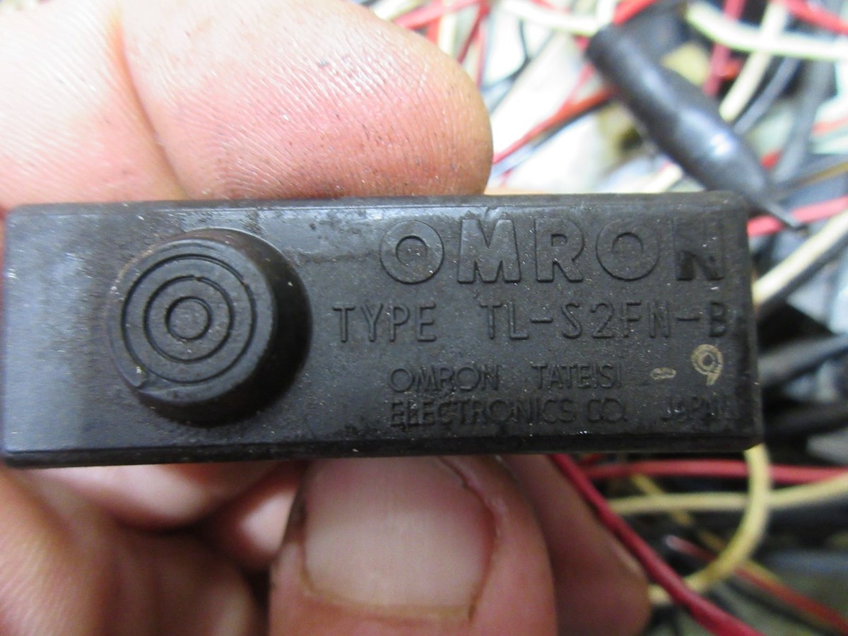 OMRON LIMIT SWITCH TL-S2FN-B 2FS5895-901 CNC MORI SEIKI MV