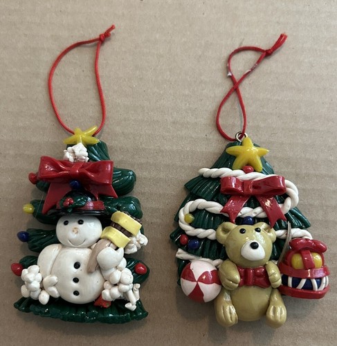 2 geformte Ton Weihnachtsschmuck Teddybär & Schneemann mit Bäumen & Geschenken EUC