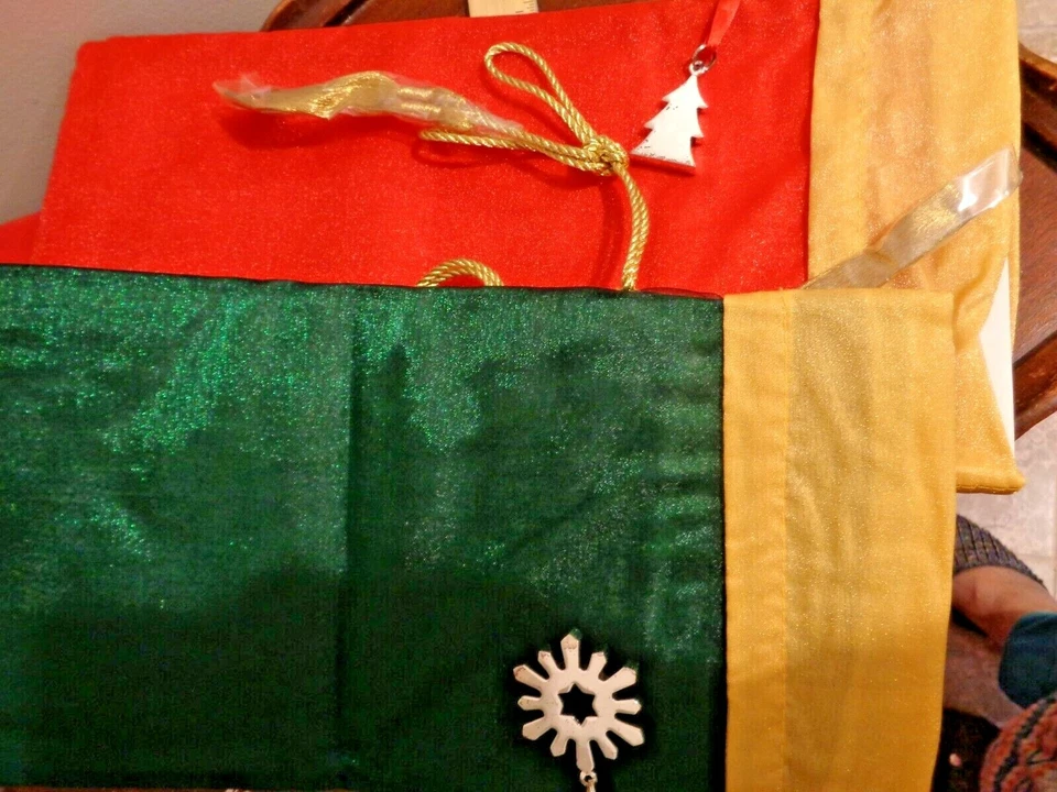 Charter Club Christmas 2 Red & Green Fabric Wine Bottle Bag with Silver Charm - Изображение 3 из 4