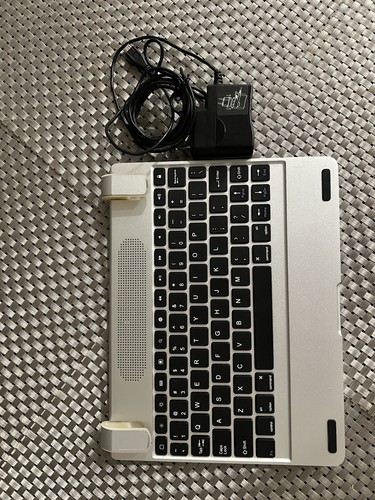 Complete bundle for older iPads – 2 keyboards, covers & sleeve-Chargers - Picture 2 of 6