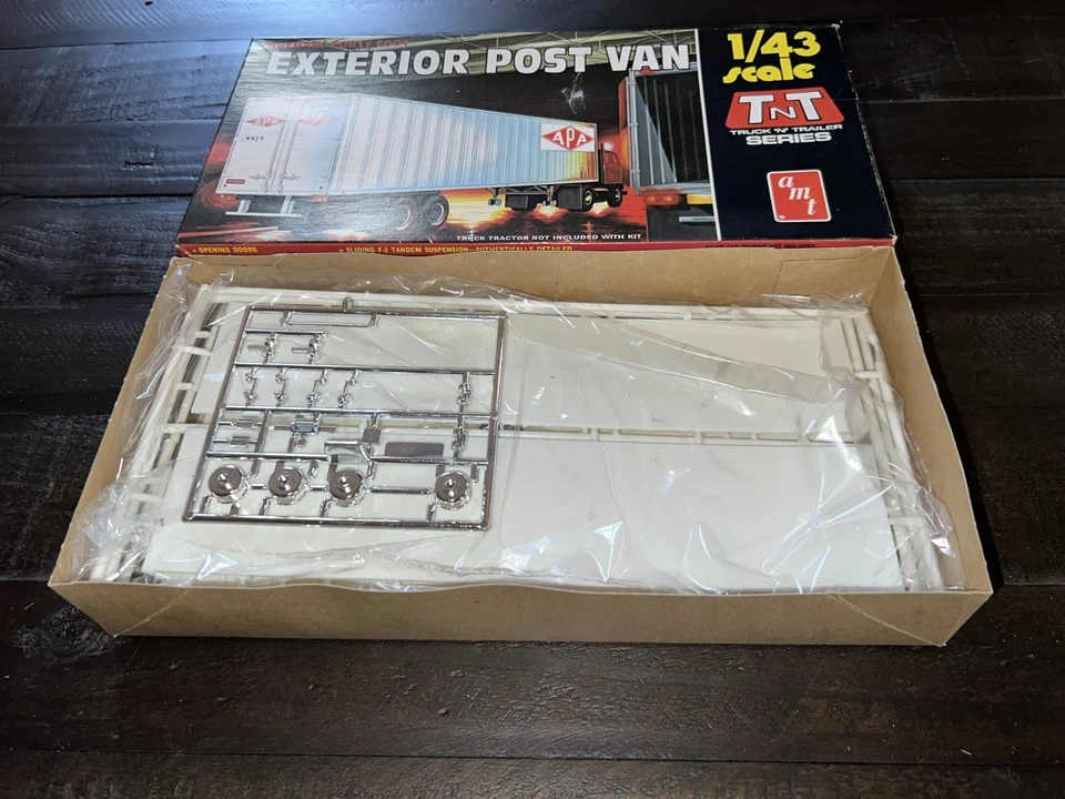 AMT T704 1/43 Scale Truck 'n' Trailer Fruehauf 40ft Exterior Post Van Model Kit - Image 2 of 3