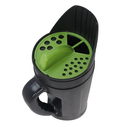 Easy to Use Handheld Spreader for Even Salt Distribution on Desired Area - Picture 4 of 9