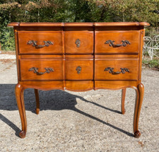 Commode style Louis XV en bois et en très bon état .