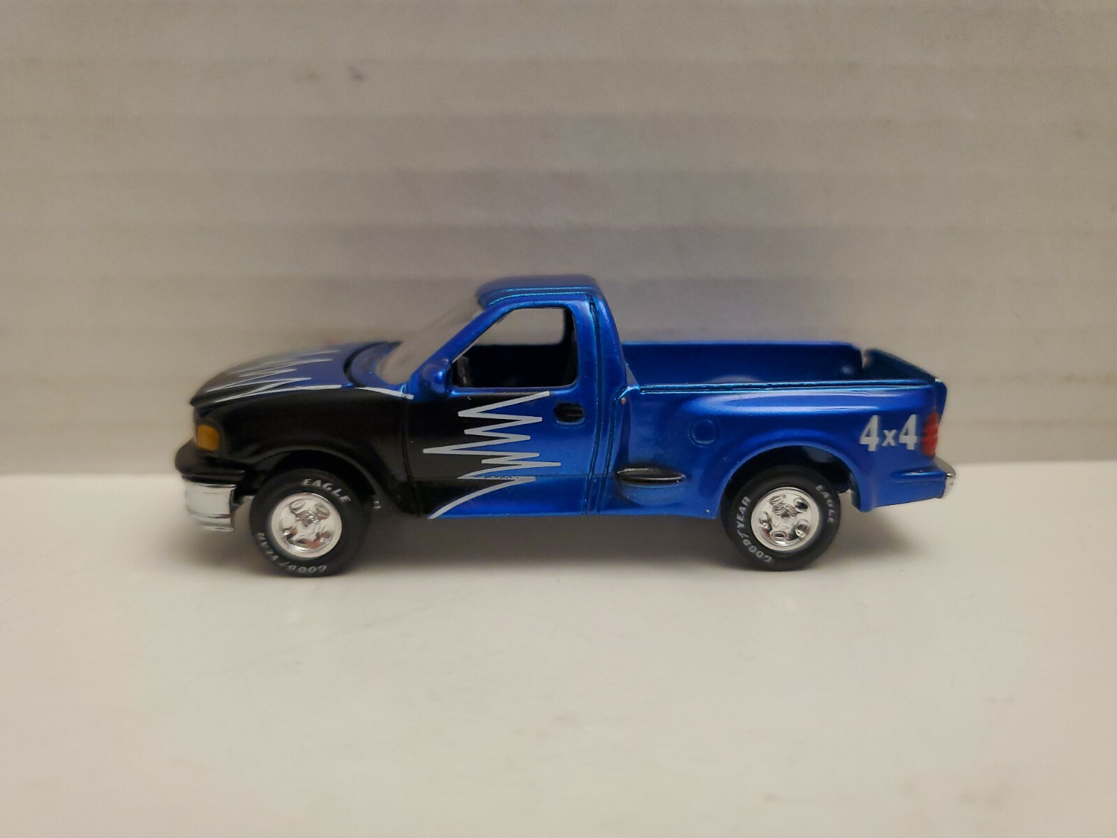 RACING CHAMPIONS  1997 FORD F-150, MET BLUE & BLACK W/ BLACK INTERIOR