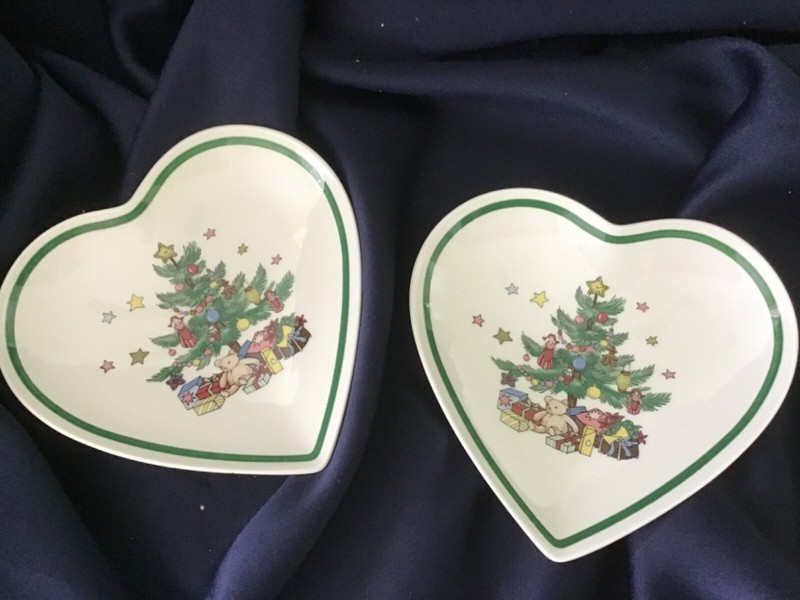 2 NIKKO CHRISTMASTIME HAPPY HOLIDAYS heart TRAY dish NEVER USED new EXCELLENT 🎄