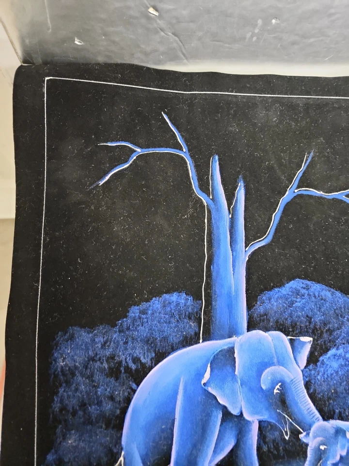 Arte de pared de terciopelo negro impreso a mano para decoración del hogar Elephant Family 24 x 18 Foto 2 de 4