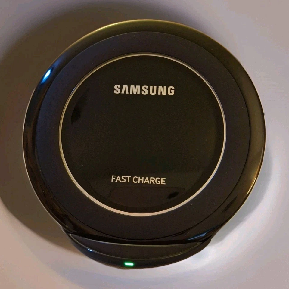 Almohadilla de carga inalámbrica de carga rápida con certificación Samsung Qi + soporte EP-NG930 - negra Foto 3 de 4