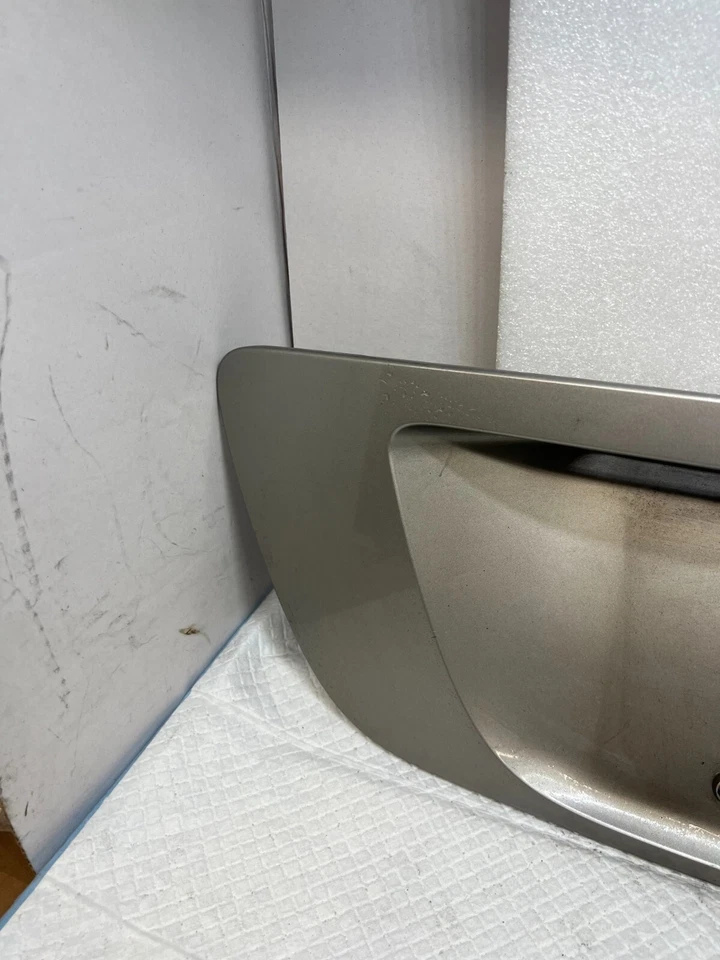 Mercedes-Benz C280 2006 tapa maletero soporte matrícula A 203750 0981 plata OEM Foto 4 de 4