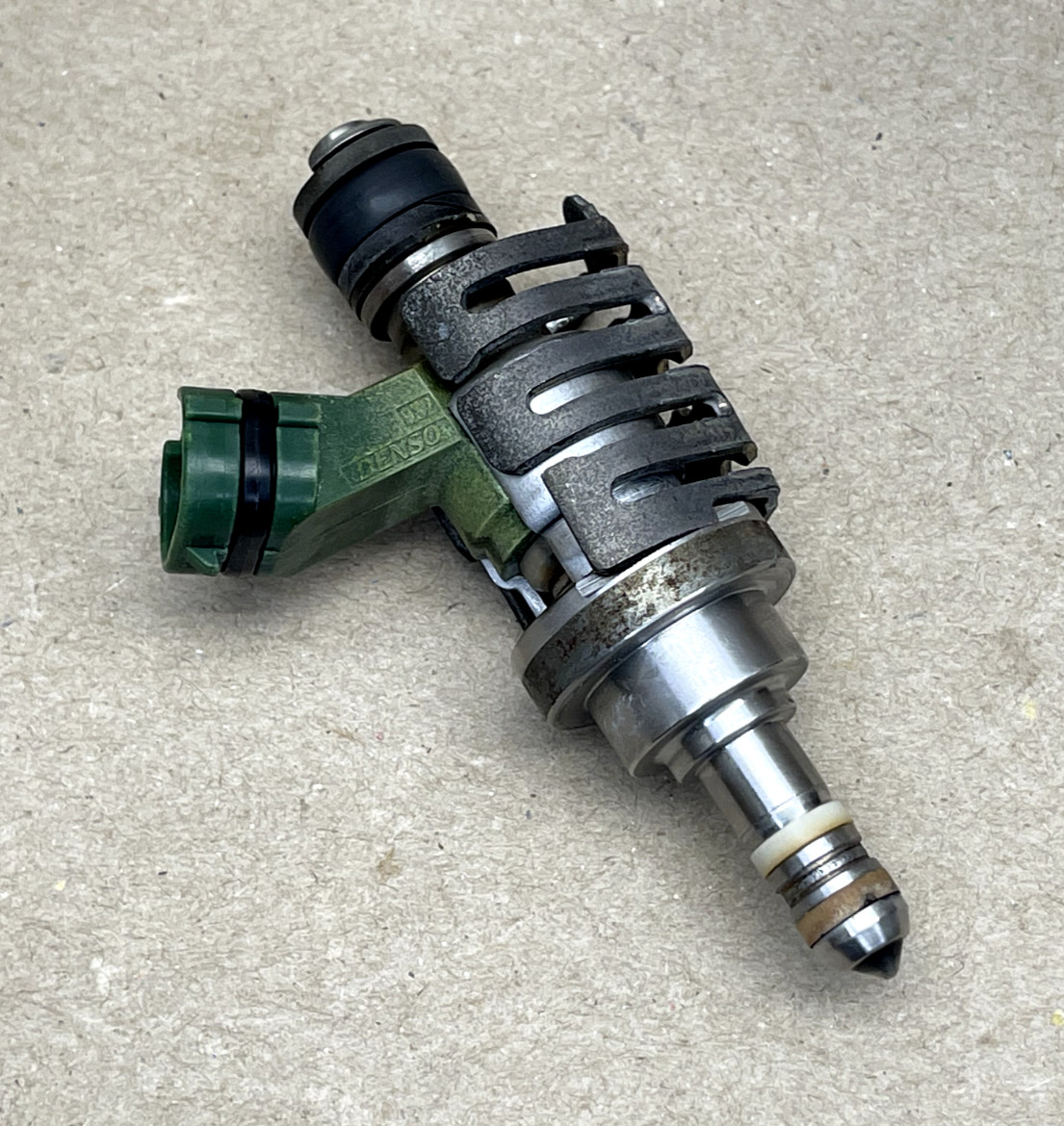 06-16 IS250 GS300 FUEL INJECTOR MARK BLACK OEM 23250-31020 / 23209-39057-A0